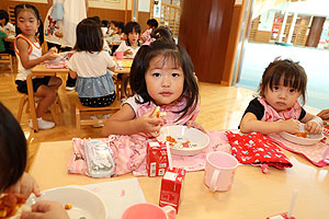 ランチルームでお給食を食べました　ひよこ・ひまわり