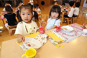 ランチルームでお給食を食べました　ひよこ・ひまわり