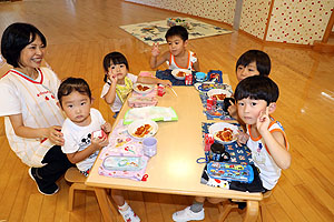 ランチルームでお給食を食べました　ひよこ・ひまわり