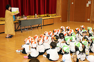 ９月生まれのお誕生会　―絵本の読み聞かせ―　年少・ひよこ・あひる