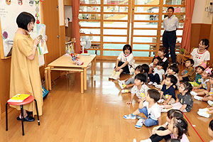 ９月生まれのお誕生会　―絵本の読み聞かせ―　年少・ひよこ・あひる