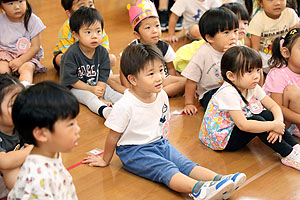 ９月生まれのお誕生会　―絵本の読み聞かせ―　年少・ひよこ・あひる