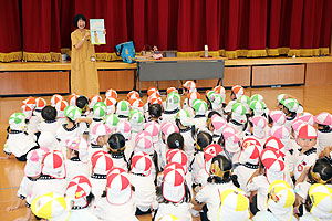 ９月生まれのお誕生会　―絵本の読み聞かせ―　年少・ひよこ・あひる