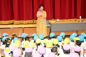 ９月生まれのお誕生会　―絵本の読み聞かせ―　年長・年中