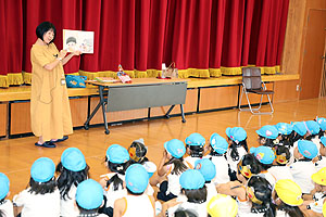 ９月生まれのお誕生会　―絵本の読み聞かせ―　年長・年中