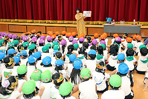 ９月生まれのお誕生会　―絵本の読み聞かせ―　年長・年中