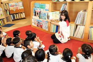 絵本の広場で読み聞かせ　すみれ