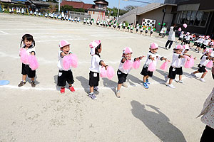 運動会予行が行われました　リズム　年少組