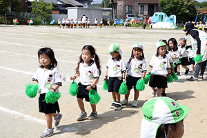 運動会予行が行われました　リズム　年少組