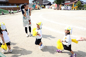 運動会予行が行われました　リズム　年少組