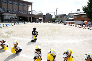 運動会予行が行われました　リズム　年少組