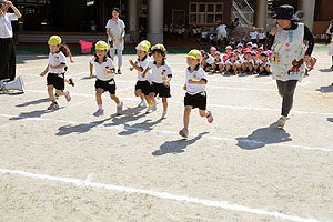 運動会予行が行われました　かけっこ　年中組