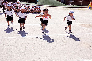 運動会予行が行われました　かけっこ　年中組