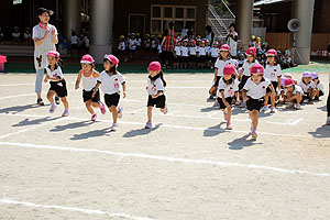 運動会予行が行われました　かけっこ　年中組