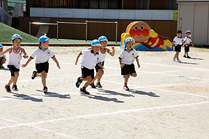 運動会予行が行われました　かけっこ　年中組