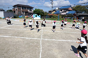 運動会予行が行われました　かけっこ　年中組