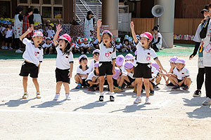 運動会予行が行われました　かけっこ　年中組