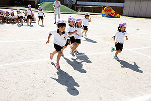 運動会予行が行われました　かけっこ　年中組