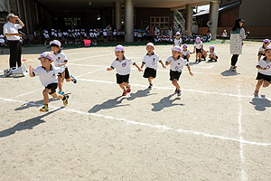 運動会予行が行われました　かけっこ　年中組