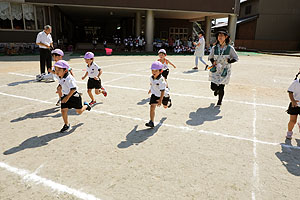 運動会予行が行われました　かけっこ　年中組