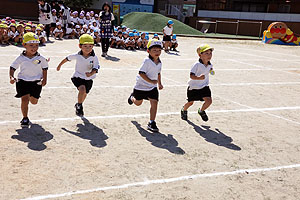 運動会予行が行われました　かけっこ　年中組