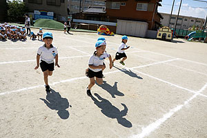 運動会予行が行われました　かけっこ　年中組