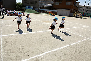 運動会予行が行われました　かけっこ　年中組