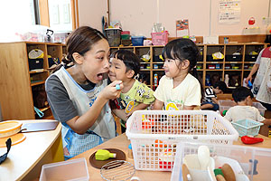 元気いっぱい朝の自由遊び　あひる・ひよこ