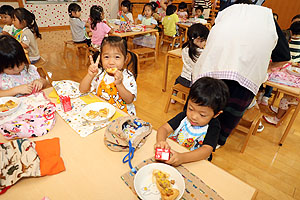 ランチルームでお給食を食べました　ひよこ・あひる