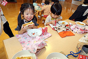 ランチルームでお給食を食べました　ひよこ・あひる