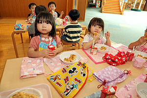 ランチルームでお給食を食べました　ひよこ・あひる