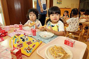 ランチルームでお給食を食べました　ひよこ・あひる