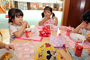 ランチルームでお給食を食べました　ひよこ・あひる