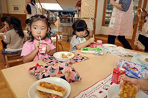 ランチルームでお給食を食べました　ひよこ・あひる