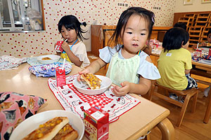 ランチルームでお給食を食べました　ひよこ・あひる