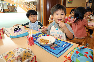 ランチルームでお給食を食べました　ひよこ・あひる