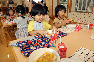 ランチルームでお給食を食べました　ひよこ・あひる