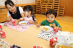 ランチルームでお給食を食べました　ひよこ・あひる