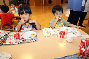 ランチルームでお給食を食べました　ひよこ・あひる