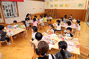 ランチルームでお給食を食べました　ひよこ・あひる