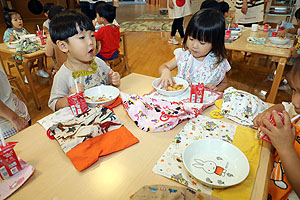 ランチルームでお給食を食べました　ひよこ・あひる