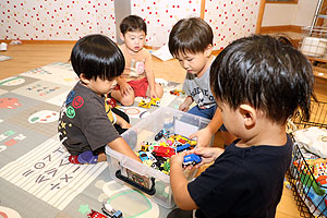 ランチルームでお給食を食べました　ひよこ・あひる