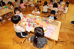 ランチルームでお給食を食べました　ひよこ・あひる