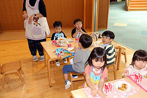 ランチルームでお給食を食べました　ひよこ・あひる