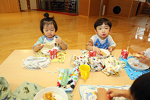 ランチルームでお給食を食べました　ひよこ・あひる