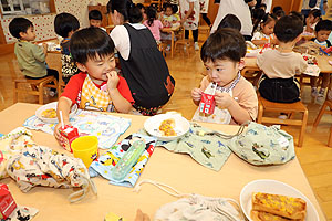 ランチルームでお給食を食べました　ひよこ・あひる