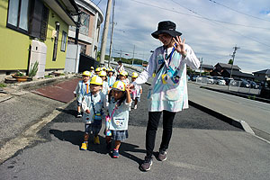 電車を見にお散歩へでかけました　ぱんだ・こあら