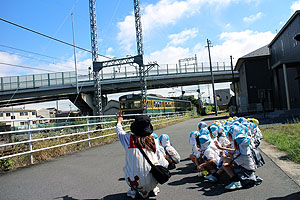 電車を見にお散歩へでかけました　ぱんだ・こあら