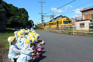 電車を見にお散歩へでかけました　ぱんだ・こあら