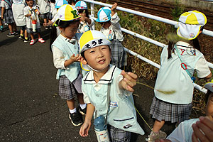 電車を見にお散歩へでかけました　ぱんだ・こあら